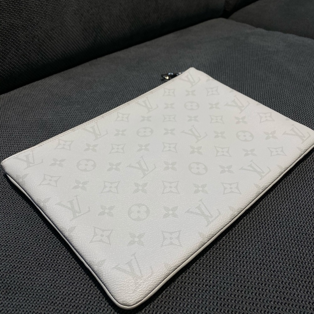 Louis Vuitton Monogram Zipped Pouch Clutch Bag Like New with Box — 100% Auth - Picture 5 of 6